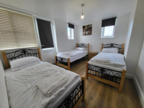 Serene 1 bedroom, 3 Single Beds